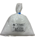 Bolsa plástica transparente con un kilogramo de ácido cítrico monohidratado blanco cristalino, sellada con un lazo azul.