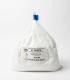 Bolsa blanca de plástico conteniendo ácido salicílico, cerrada con una cinta azul en la parte superior y una etiqueta informativ