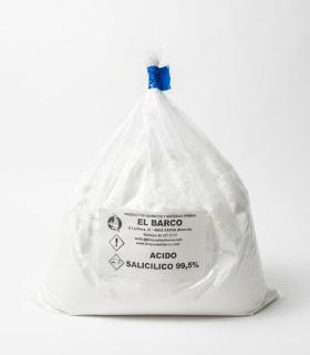 Bolsa blanca de plástico conteniendo ácido salicílico, cerrada con una cinta azul en la parte superior y una etiqueta informativ