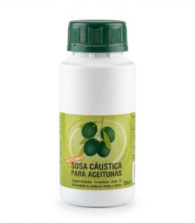 Bote cilíndrico blanco con tapa verde y etiqueta ilustrada con aceitunas, contiene 250g de sosa cáustica.