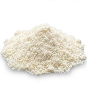 Montón de proteína caseína en polvo, color blanco cremoso, aislada sobre fondo blanco.