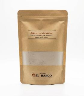 Bolsa marrón kraft resellable con 250 gramos de arcilla marrón natural, mostrando el contenido a través de una ventana transpare