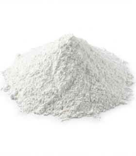 Montón de talco en polvo blanco, fino y suelto, presentado sobre fondo blanco, ideal para uso industrial o doméstico.