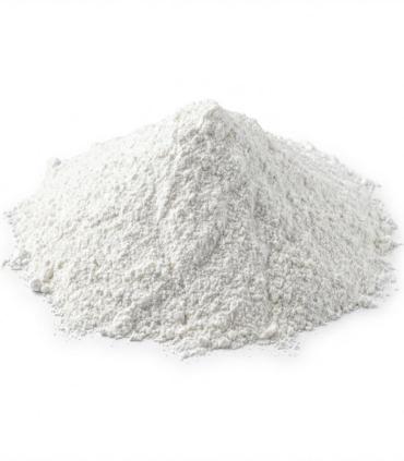 Montón de talco en polvo blanco, fino y suelto, presentado sobre fondo blanco, ideal para uso industrial o doméstico.