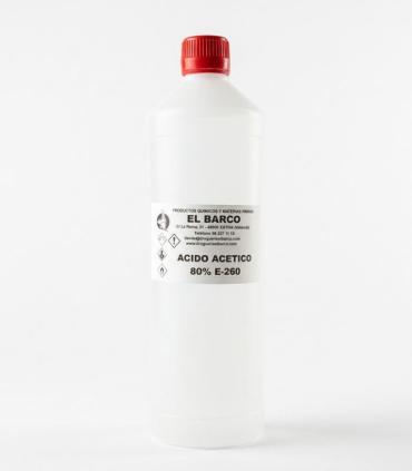 Botella de plástico transparente con tapón rojo que contiene ácido acético al 80%, con etiqueta blanca informativa al centro.