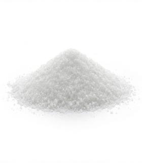 Pequeño montón de metabisulfito sódico en polvo fino de color blanco, con textura granulada y forma cónica sobre fondo neutro.