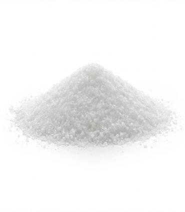 Pequeño montón de metabisulfito sódico en polvo fino de color blanco, con textura granulada y forma cónica sobre fondo neutro.