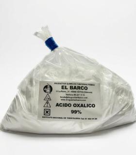 Bolsa plástica transparente con un kilogramo de ácido oxálico al 99%, polvo cristalino blanco, sellada con un nudo azul.