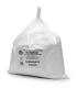 Bolsa plástica transparente sellada conteniendo un kilogramo de carbonato sódico ligero, polvo blanco.