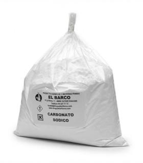 Bolsa plástica transparente sellada conteniendo un kilogramo de carbonato sódico ligero, polvo blanco.