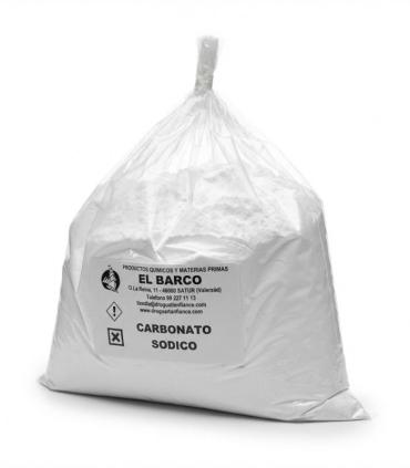 Bolsa plástica transparente sellada conteniendo un kilogramo de carbonato sódico ligero, polvo blanco.