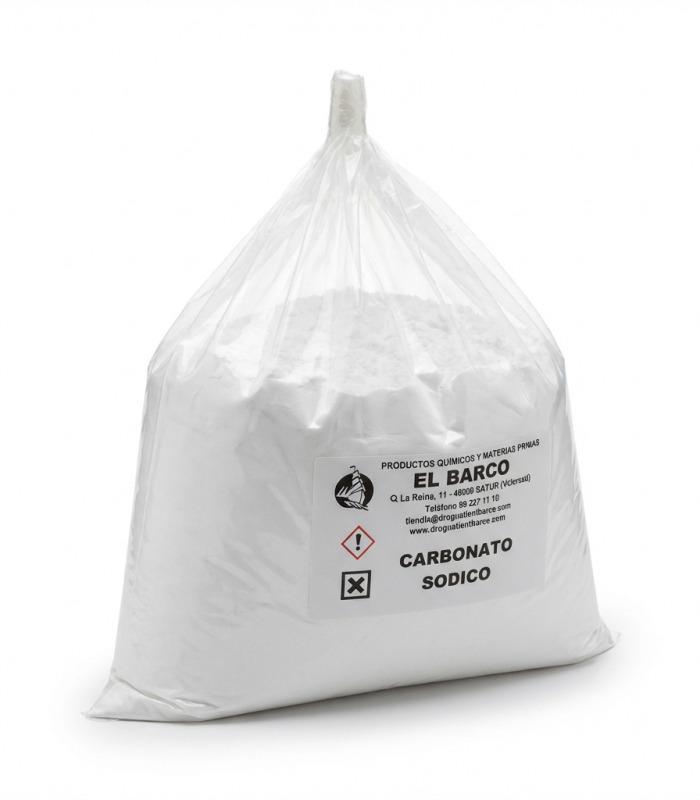 Bolsa transparente de 1 Kg con Carbonato Sódico Ligero, polvo blanco fino, sellada en la parte superior.