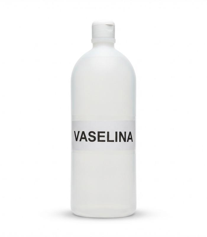 Botella plástica blanca translúcida de 1 litro con tapa blanca, conteniendo vaselina líquida medicinal.