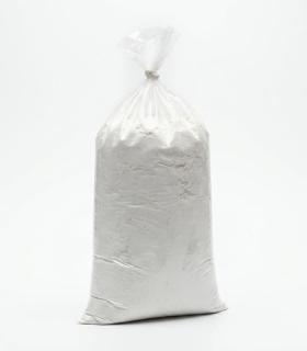 Bolsa transparente sellada con un kilogramo de polvo blanco fino, Carbonato de Calcio Técnico.