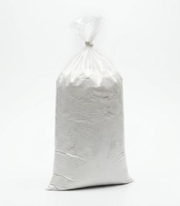 Bolsa transparente sellada con un kilogramo de polvo blanco fino, Carbonato de Calcio Técnico.