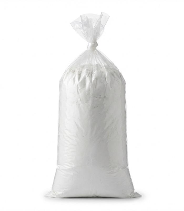 Bolsa plástica transparente atada con un kilogramo de polvo blanco fino, Carbonato de Calcio Técnico.