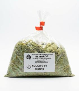 Bolsa transparente con 2 Kg de Sulfato de Hierro (II) granulado, color verde pálido, sellada con cierre naranja.