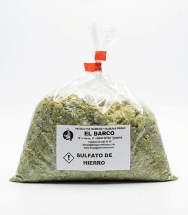 Bolsa transparente con 2 Kg de Sulfato de Hierro (II) granulado, color verde pálido, sellada con cierre naranja.