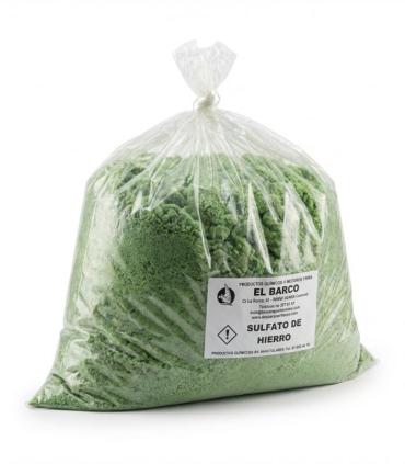 Saco transparente de 5 kg con sulfato ferroso granulado de color verde claro, sellado en la parte superior.