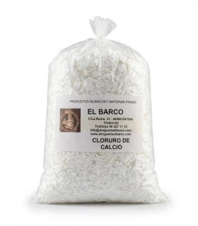 Bolsa transparente de 1Kg llena de escamas blancas de Cloruro de Calcio Técnico al 77%.