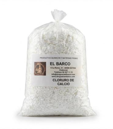Bolsa transparente de 1Kg llena de escamas blancas de Cloruro de Calcio Técnico al 77%.