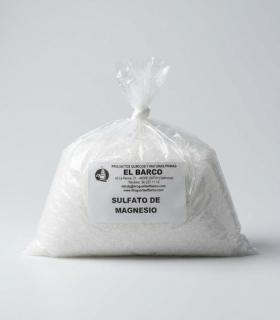 Bolsa transparente de 1Kg con sulfato de magnesio blanco cristalino, etiquetada con detalles del producto.
