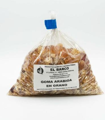 Bolsa transparente con goma arábiga en terrones ámbar y beige, sellada con cinta azul.
