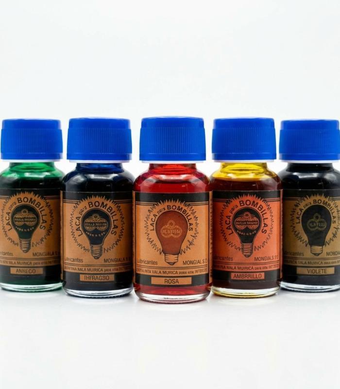 Cinco pequeños frascos de vidrio con tapa azul contienen laca para bombillas de diferentes colores: verde, marrón, rojo, amarill