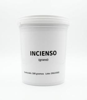 Recipiente cilíndrico blanco con tapa, etiquetado como "INCIENSO" y contenido de 500 gramos.