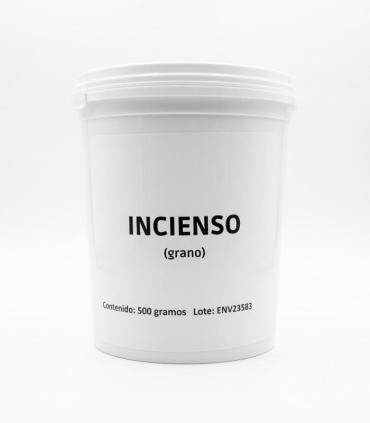 Recipiente cilíndrico blanco con tapa, etiquetado como "INCIENSO" y contenido de 500 gramos.