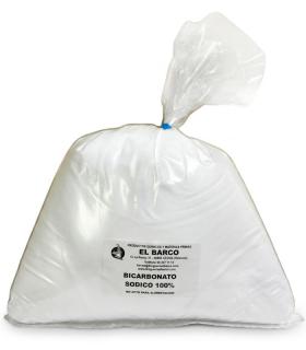 Bolsa de plástico transparente con 5 kg de bicarbonato sódico en polvo blanco, cerrada en la parte superior con un nudo.