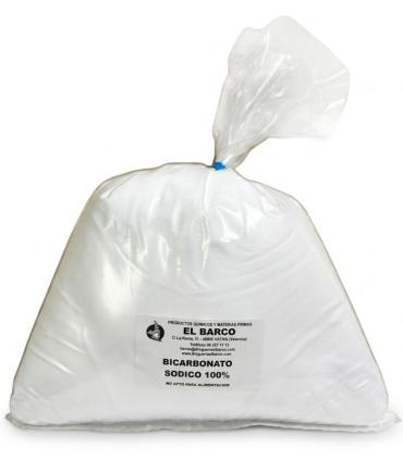 Bolsa de plástico transparente con 5 kg de bicarbonato sódico en polvo blanco, cerrada en la parte superior con un nudo.