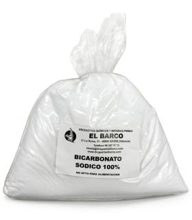 Bolsa de plástico transparente con un kilogramo de bicarbonato sódico en polvo blanco y una etiqueta informativa en el centro.