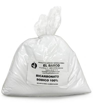 Bolsa de plástico transparente con un kilogramo de bicarbonato sódico en polvo blanco y una etiqueta informativa en el centro.