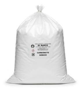 Saco de plástico blanco con 4 kg de carbonato sódico ligero, cerrado en la parte superior y con una etiqueta informativa central