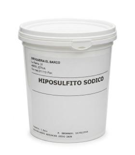 Envase cilíndrico de plástico blanco con tapa, que contiene un kilogramo de hiposulfito sódico con etiqueta informativa negra.