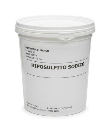Envase cilíndrico de plástico blanco con tapa, que contiene un kilogramo de hiposulfito sódico con etiqueta informativa negra.