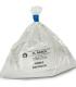 Bolsa de plástico transparente con un kilogramo de pómez en polvo blanco, cerrada en la parte superior con una cinta azul.