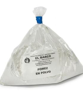 Bolsa de plástico transparente con un kilogramo de pómez en polvo blanco, cerrada en la parte superior con una cinta azul.