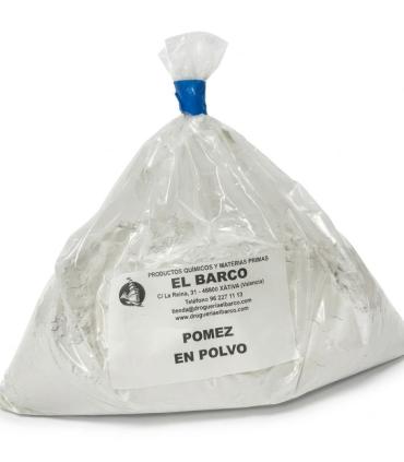 Bolsa de plástico transparente con un kilogramo de pómez en polvo blanco, cerrada en la parte superior con una cinta azul.