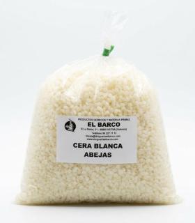 Bolsa transparente de un kilogramo llena de pequeñas perlas de cera blanca de abejas, con una etiqueta informativa al frente.