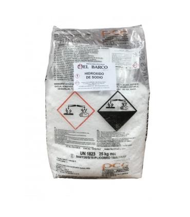 Saco plástico transparente de 25 kg conteniendo hidróxido de sodio en escamas blancas, con etiquetas de advertencia de corrosivo