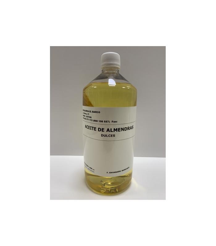 Botella plástica transparente de 1 litro con aceite de almendras dulces de color amarillo pálido y etiqueta blanca.